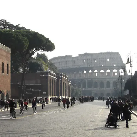 2 Passi Al Colosseo روما