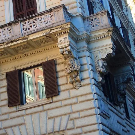 2 Passi Al Colosseo روما