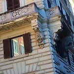 2 Passi Al Colosseo רומא